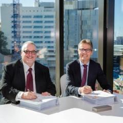 MNHHS Chief Executive Shaun Drummond and UQ Vice-Chancellor Professor Peter Høj sign the alliance agreement.